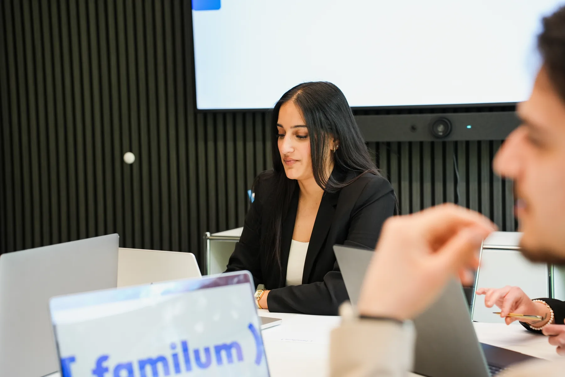 Besprechung am Konferenztisch bei familum.